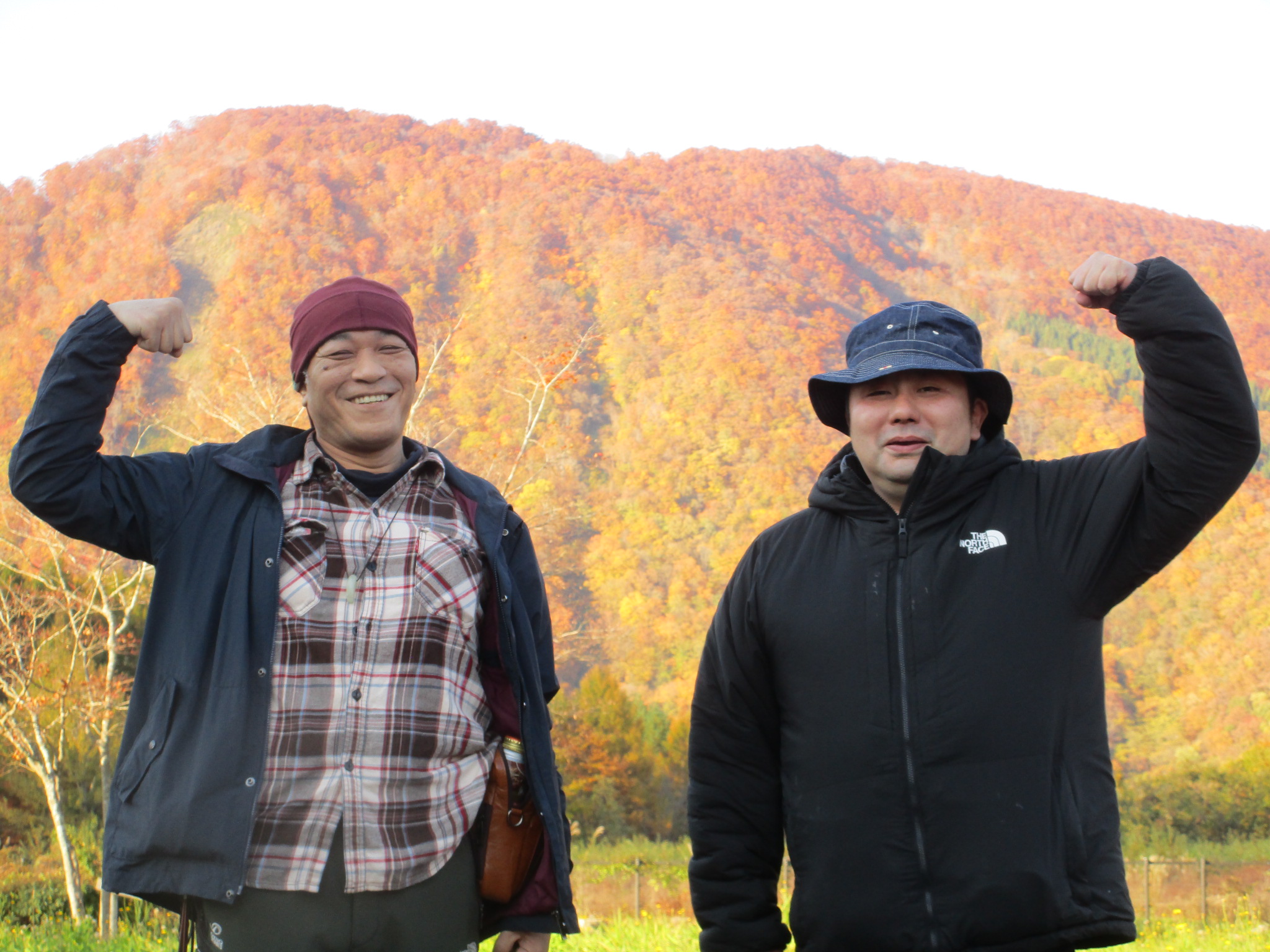 11月　季節行事　紅葉前でパチリ